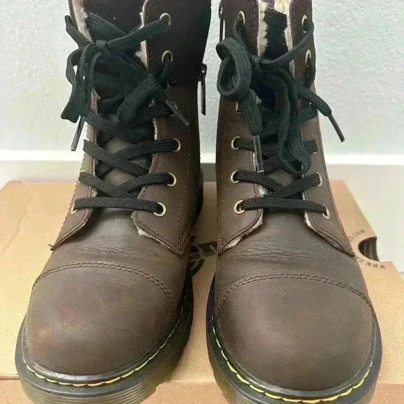 Dr. MARTENS WOMEN'S FUR LINED LACE UP BOOTS Dark Brown SIZE: 5 - Picture 14 of 14
